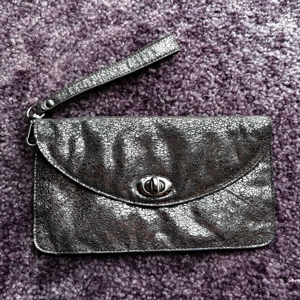 Sorial silver metallic clutch wristlet snap turn lock